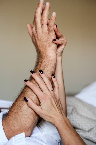 touches douces des mains d'un homme et d'une femme, intimité entre mari et femme - Photo, image