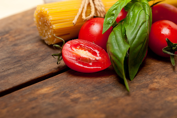 Esparguete italiano macarrão tomate e manjericão
 - Foto, Imagem