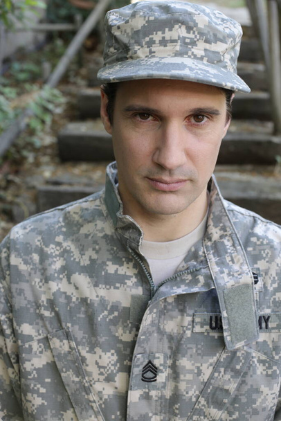 portret przystojnego młodego żołnierza w mundurze na zewnątrz - Zdjęcie, obraz