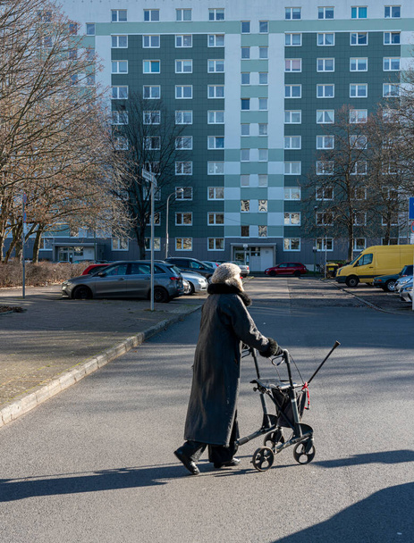 Idosos com caminhantes dando um passeio em Berlim Mitte, Alemanha - Foto, Imagem