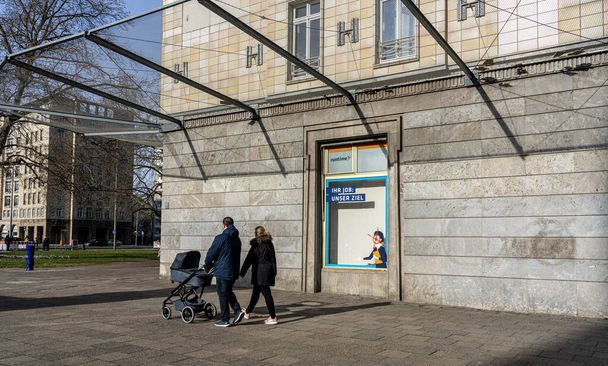 Rete di protezione contro la caduta di piastrelle sulle case di Karl-Marx-Allee a Mitte, Berlino, Germania - Foto, immagini