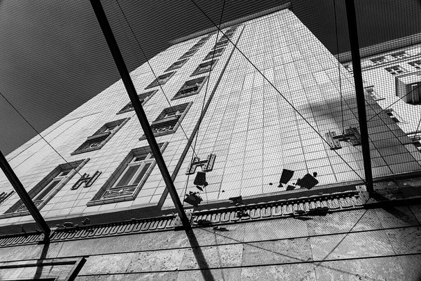 Захисна сітка від падаючої плитки на будинках Карла-Маркса-Еллі в Мітті, Берлін, Німеччина. - Фото, зображення