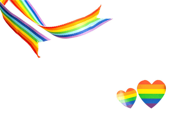 Coeur et ruban drapeau coloré arc-en-ciel LGBT avec espace de copie, symbole de lesbiennes, gays, bisexuels, transgenres, droits de l'homme, tolérance et paix. - Photo, image