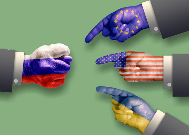 Männerhände mit den Texturen der Flagge der USA, der Ukraine und der Europäischen Union zeigen auf die Hand Russlands mit der Textur der Flagge Russlands. Ein Symbol für Russlands Reaktion auf Sanktionen. - Foto, Bild