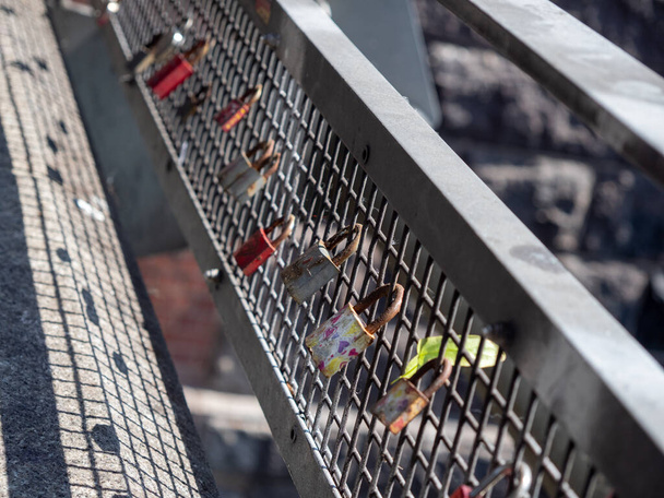 Lucchetti da sposa in metallo chiusi fissati su un ponte a Berlino - Foto, immagini