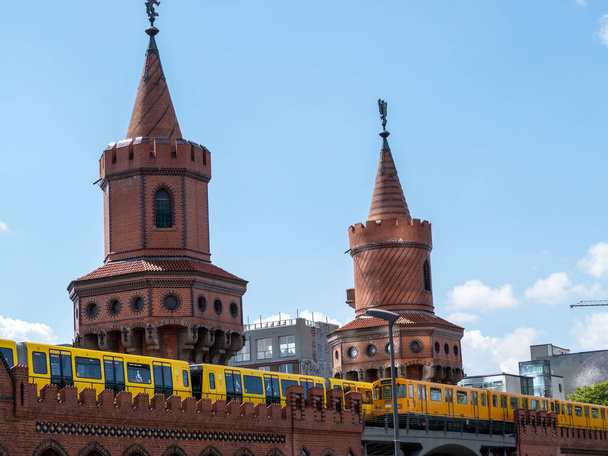 Желтый поезд в Берлине. Поезд на вокзал. Желтый поезд на мосту Обербаум в Берлине, Германия - Фото, изображение