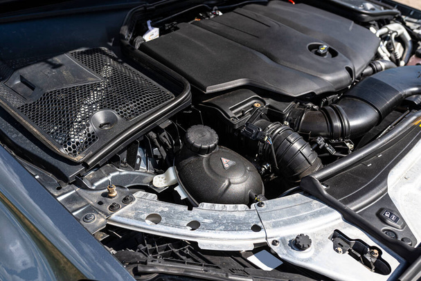 Nádrž chladicí kapaliny pro nízkoteplotní oběh, pro chlazení chladiče a převodovky v dieselových motorech, umístěných na levé straně motorového prostoru. - Fotografie, Obrázek