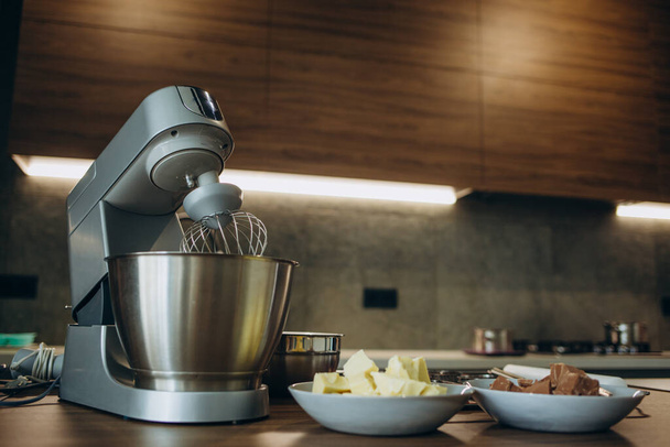 Krásné bílé mixer s kovovou pohár stojí v moderní kuchyni - Fotografie, Obrázek