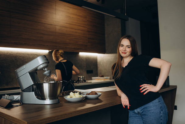 Две подруги девушки готовят ужин на кухне концепции приготовления пищи, кулинарного, здорового образа жизни
 - Фото, изображение