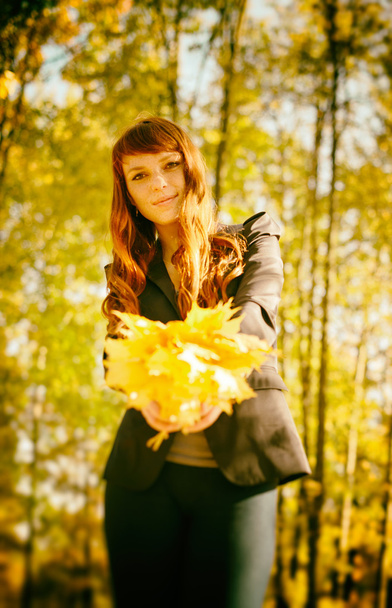 beautiful woman with red hair in fall park - Φωτογραφία, εικόνα