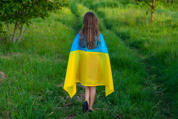 Bambino con bandiera ucraina patriota fermare la guerra. Concentrazione selettiva. Ragazzo.. - Foto, immagini