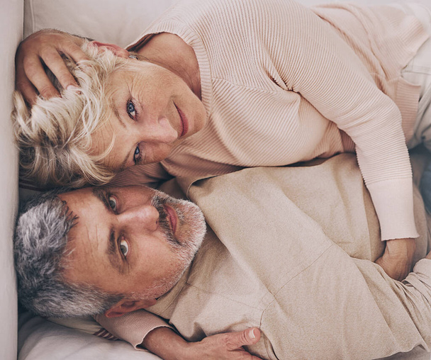 portrait of happy adult couple relaxing at home. mature romance - Fotoğraf, Görsel