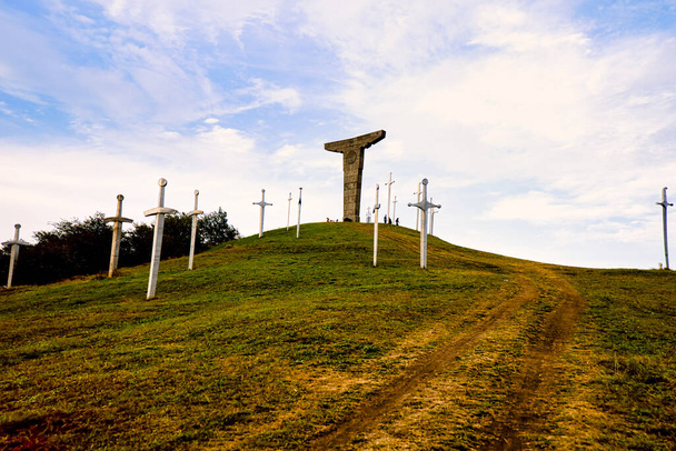 巨大な刀、コーカサス山脈のトビリシに近い兵士の彫刻で有名なディドゥゴリの戦い記念碑 - 写真・画像