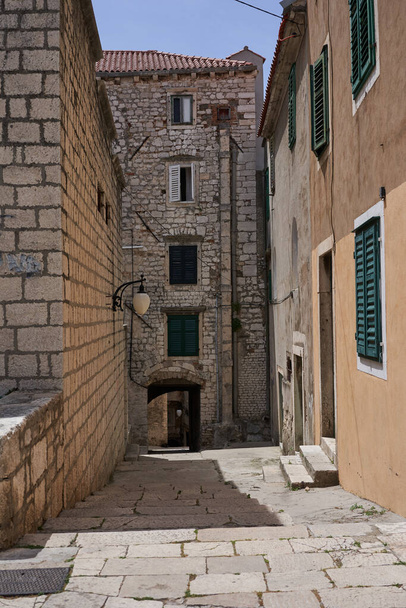 Sibenik, Horvátország - május 26, 2022 - keskeny régi utca és udvar Sibenik város, középkori zóna                                - Fotó, kép