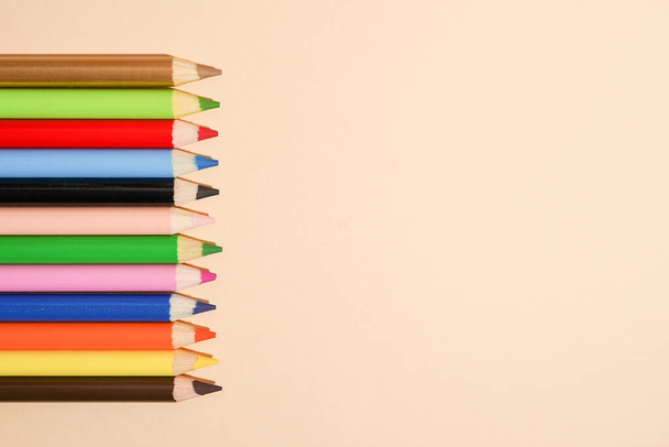matite di colore in legno su sfondo chiaro con spazio copia - Foto, immagini