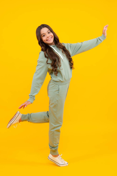 Retrato de estúdio de esportes de criança adolescente usa roupas esportivas. Adolescente menina está de pé em roupa esportiva - Foto, Imagem