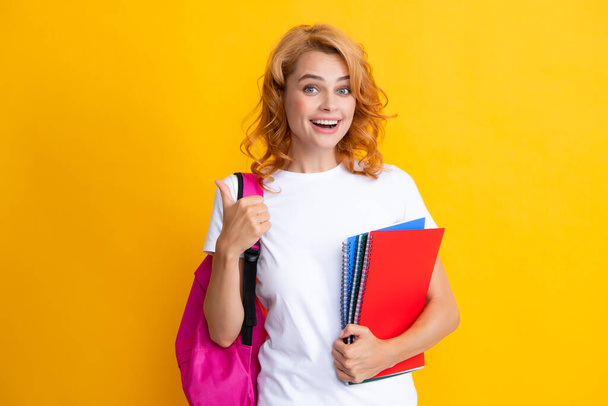 Портрет усміхненої молодої жінки-студентки в сорочковому рюкзаку тримає блокноти. Освіта в середній школі університетський коледж
 - Фото, зображення