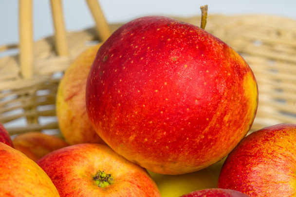 apples in a basket - Valokuva, kuva