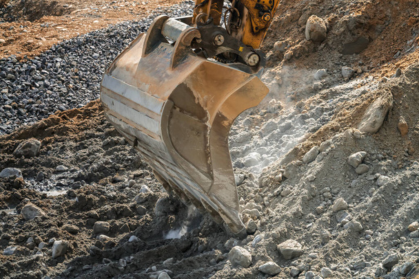 土を掘り、機械を掘削するクローラー掘削機 - 写真・画像