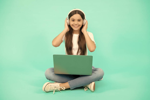 Okula dönüyorum. Gençleri etkileyen blog yazarlığı. Kulaklıklı mutlu kız. Kablosuz kulaklıkla giyin. Modern eğitim. İletişim teknolojisi. Çocukluk gelişimi. Bilgisayarda çocuk sohbeti. İnternetten al. - Fotoğraf, Görsel