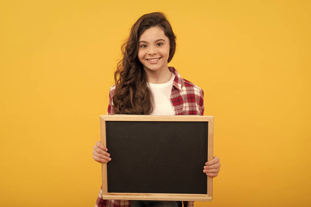 happy teen girl hold school blackboard for copy space, advertisement. - Zdjęcie, obraz
