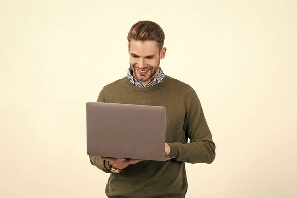 homem bonito homem de negócios usar computador isolado em branco, negócio ágil. - Foto, Imagem