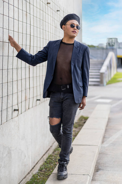 latino gay man met make-up dragen mode hoed doen catwalk in de straat - Foto, afbeelding