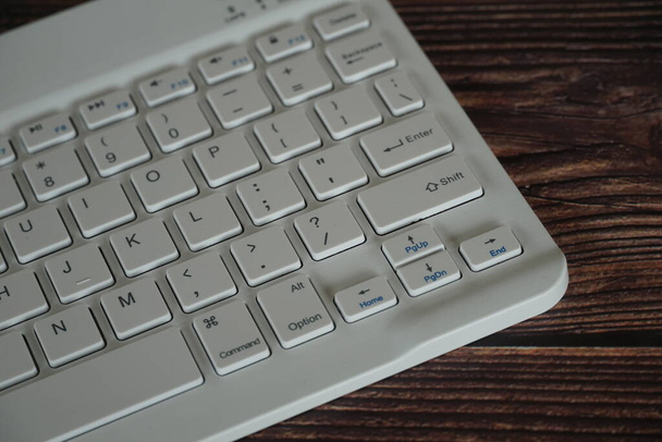 zavřít klávesnici počítače na stole - Fotografie, Obrázek