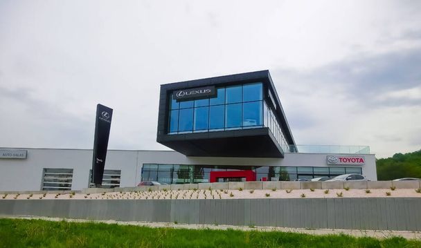 Kosice, Eslovaquia - 13 de mayo de 2022: Vista exterior del concesionario Lexus en Eslovaquia. Lexus es la división de vehículos de lujo del fabricante de automóviles japonés Toyota. - Foto, imagen