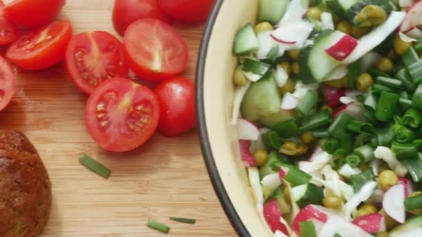 gehakte tomaten, zwart brood en voorjaarsalade, close-up - Video