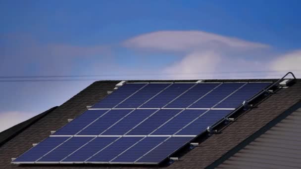 Um lapso de tempo de alguns painéis solares no telhado de um edifício - Filmagem, Vídeo