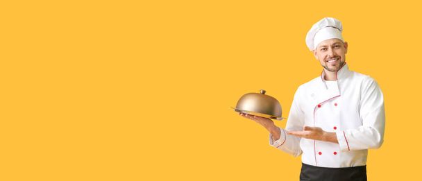 Fešák samec kuchař na žlutém pozadí s prostorem pro text - Fotografie, Obrázek