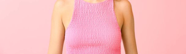 Junge Frau mit schöner Brust auf rosa Hintergrund - Foto, Bild