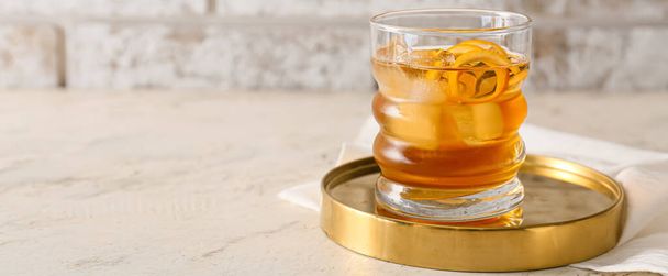 Склянка смачного старомодного коктейлю на столі з місцем для тексту
 - Фото, зображення