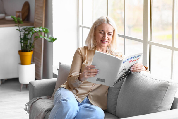 Mañana de hermosa mujer madura leyendo revista en casa - Foto, imagen