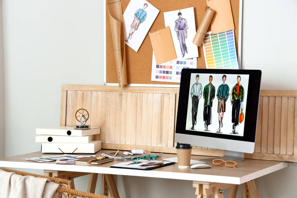 Рабочее место стилиста одежды в современной студии - Фото, изображение