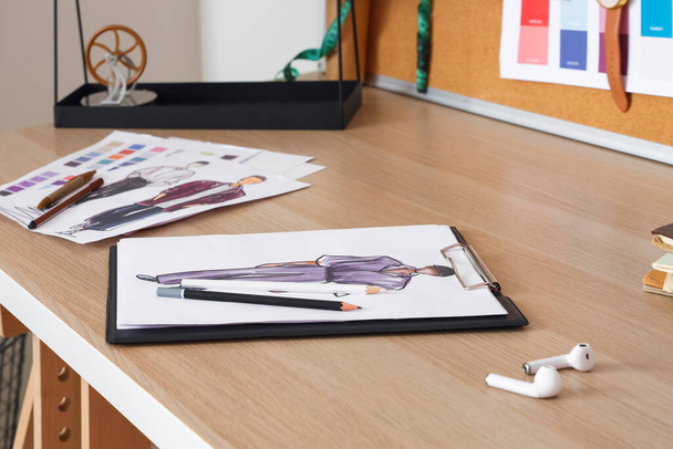 Esboços na mesa do estilista de roupa no estúdio moderno - Foto, Imagem