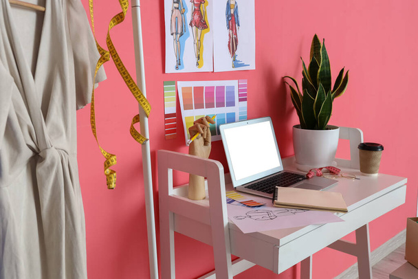 Miejsce pracy stylisty odzieży przy różowej ścianie - Zdjęcie, obraz