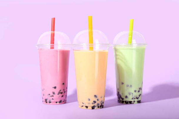 Műanyag csésze ízletes buborék tea lila alapon - Fotó, kép