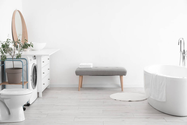 Belső tér világos fürdőszoba puha pad és mosógép - Fotó, kép