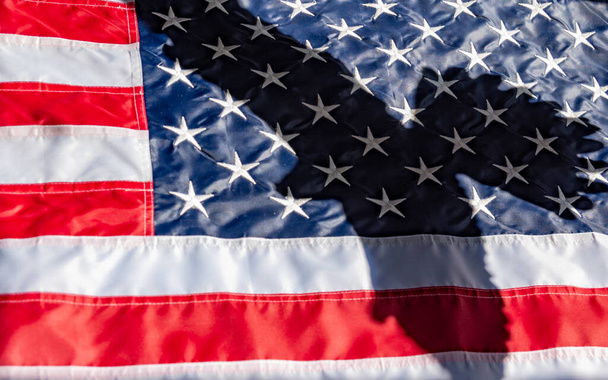 Rozpoznawalne fragmenty amerykańskiej flagi na tle - Zdjęcie, obraz