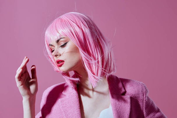 Beauty Fashion vrouw in een roze blazer roze pruik bijgesneden bekijk studio model ongewijzigd. Hoge kwaliteit foto - Foto, afbeelding