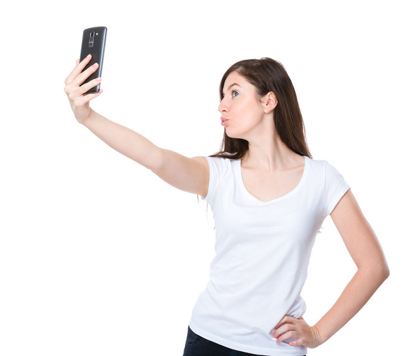 Μελαχρινή γυναίκα λαμβάνοντας selfie - Φωτογραφία, εικόνα