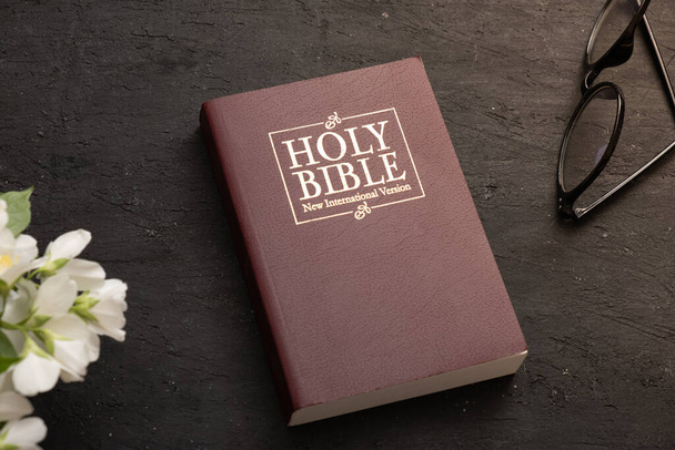 Ansicht der Heiligen Bibel von oben auf dem Schreibtisch mit Brille. Das Konzept des Bibelstudiums. - Foto, Bild