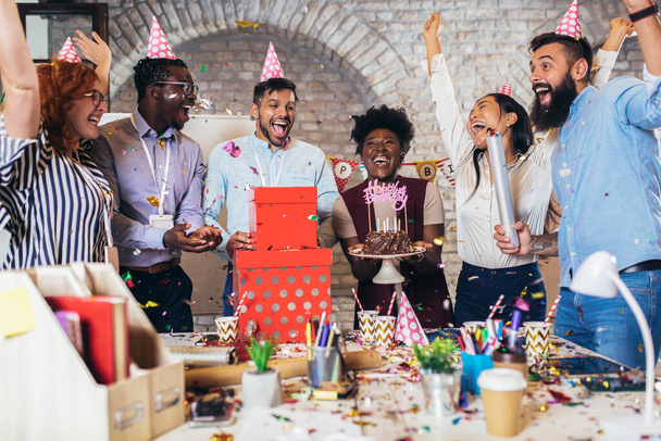 Επιχειρηματίες γιορτάζουν τα γενέθλια των συναδέλφων τους στο γραφείο - Φωτογραφία, εικόνα