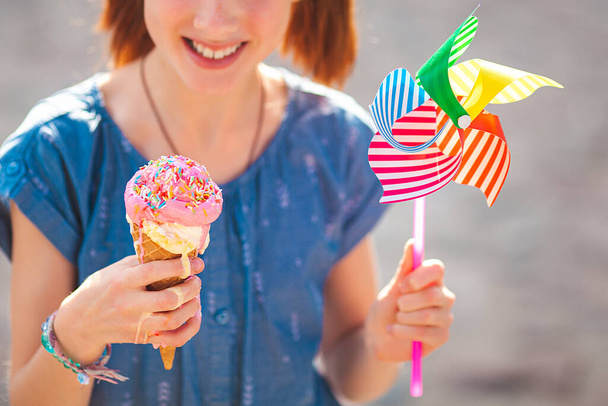 Menina bonito comer sorvete no fundo do verão ao ar livre. close-up retrato de adorável redhaired menina comer sorvete. - Foto, Imagem