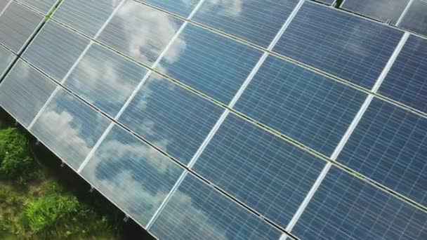 Fotovoltaické solární články poskytují alternativní elektrickou energii ve stanici na venkově. Bílé mraky se odrážejí na povrchu slunečních panelů zblízka - Záběry, video