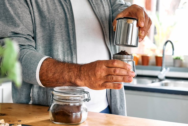 Homem preparando café italiano clássico no mocha na cozinha. Travão de café. Hábitos matinais. - Foto, Imagem
