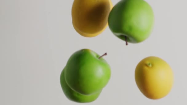 μήλο και λεμόνι στο τραπέζι - Πλάνα, βίντεο