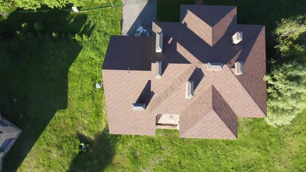 Close-up luchtzoom uit zicht op fotovoltaïsche dak dak. - Foto, afbeelding